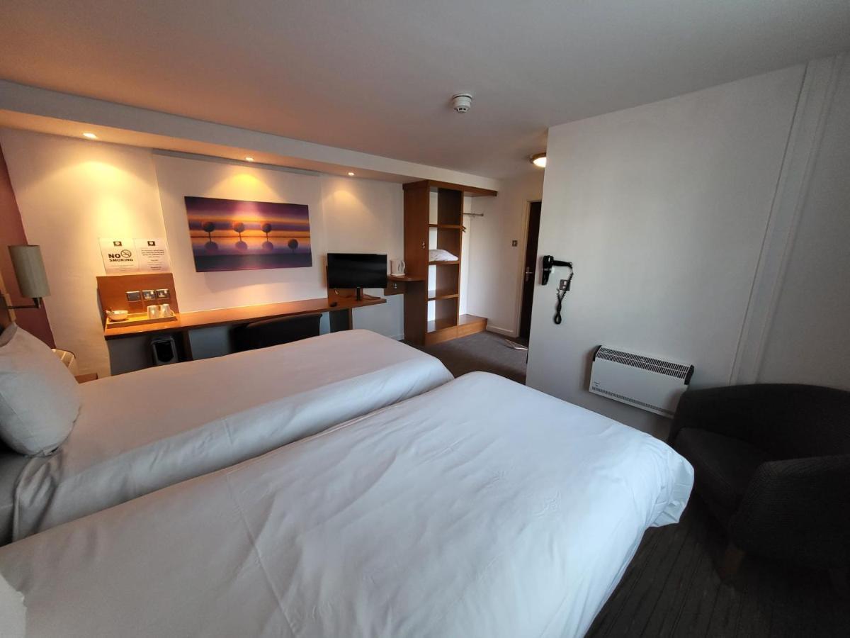 Tyger Inn Дарби Екстериор снимка