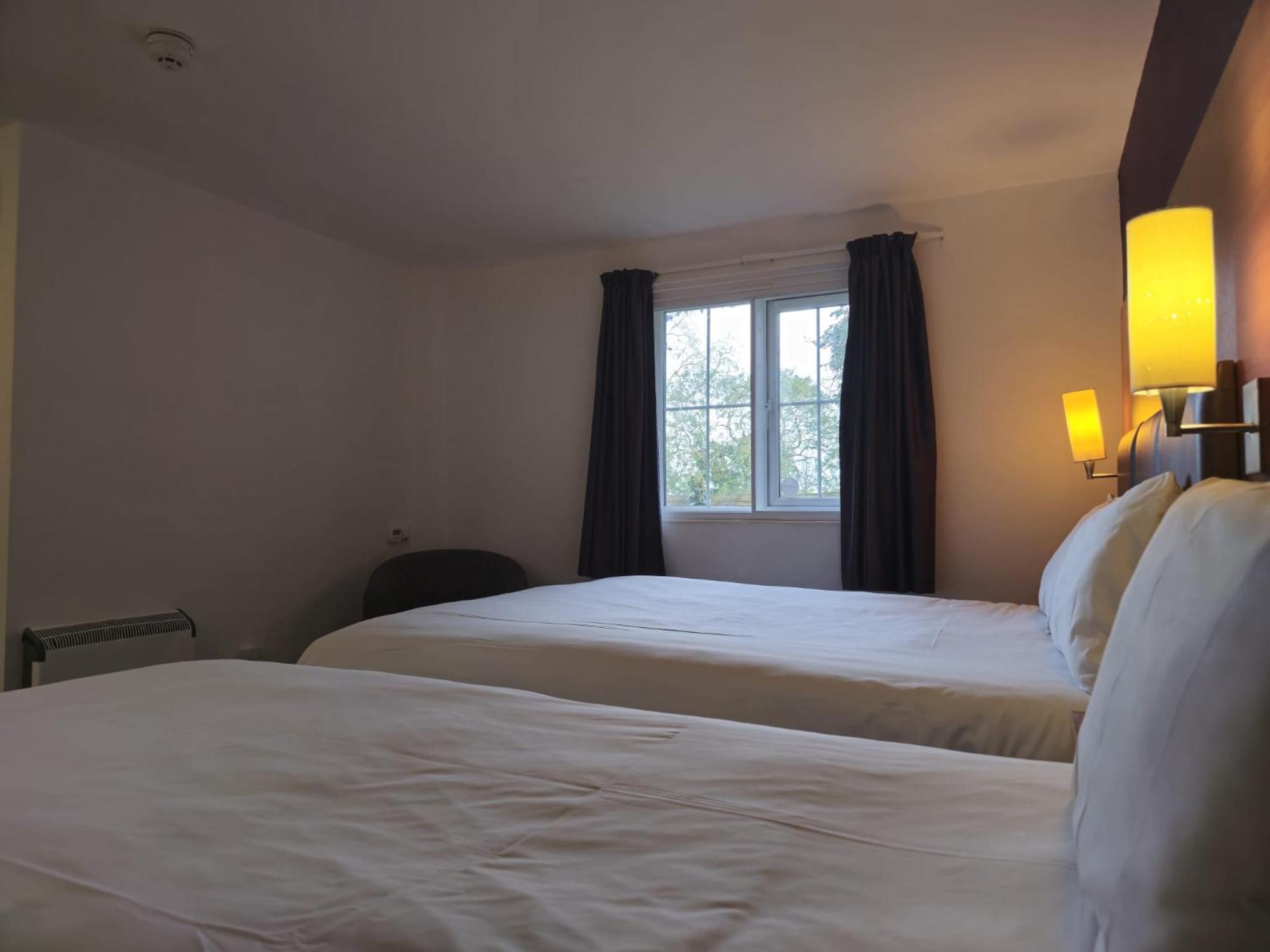 Tyger Inn Дарби Екстериор снимка
