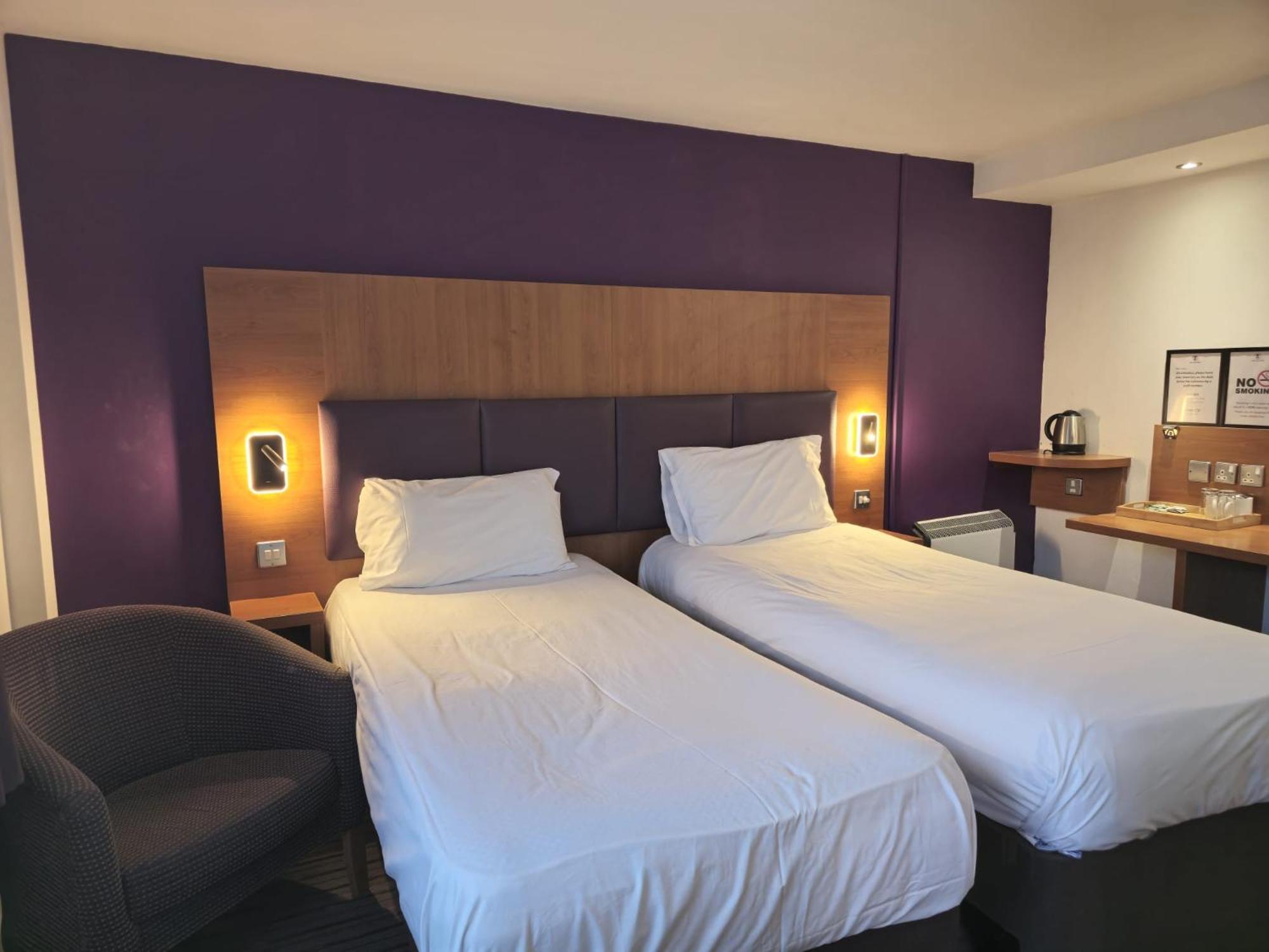 Tyger Inn Дарби Екстериор снимка