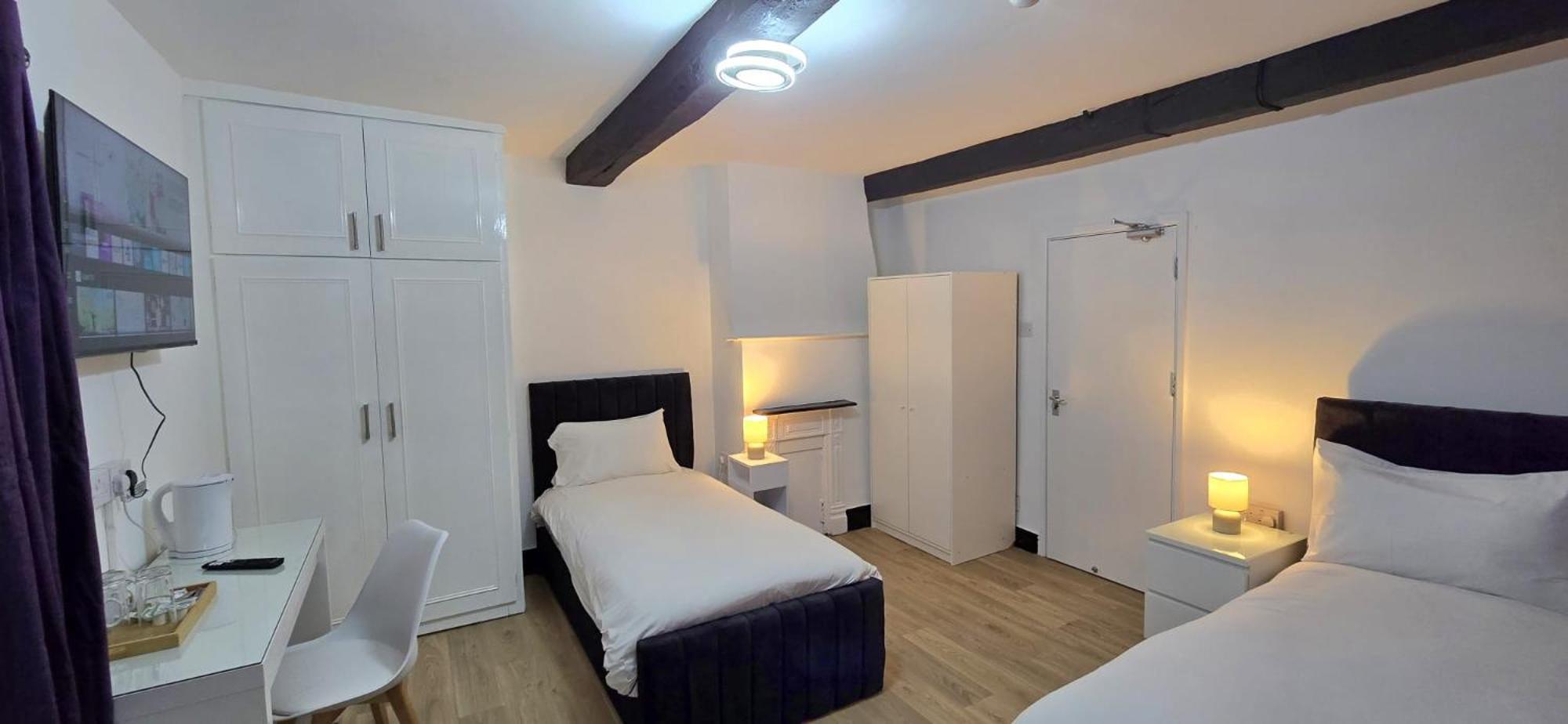 Tyger Inn Дарби Екстериор снимка