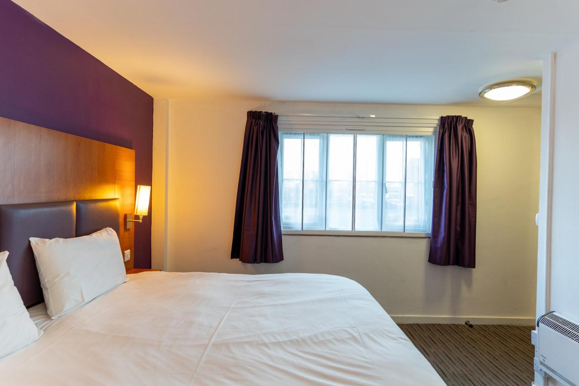 Tyger Inn Дарби Екстериор снимка