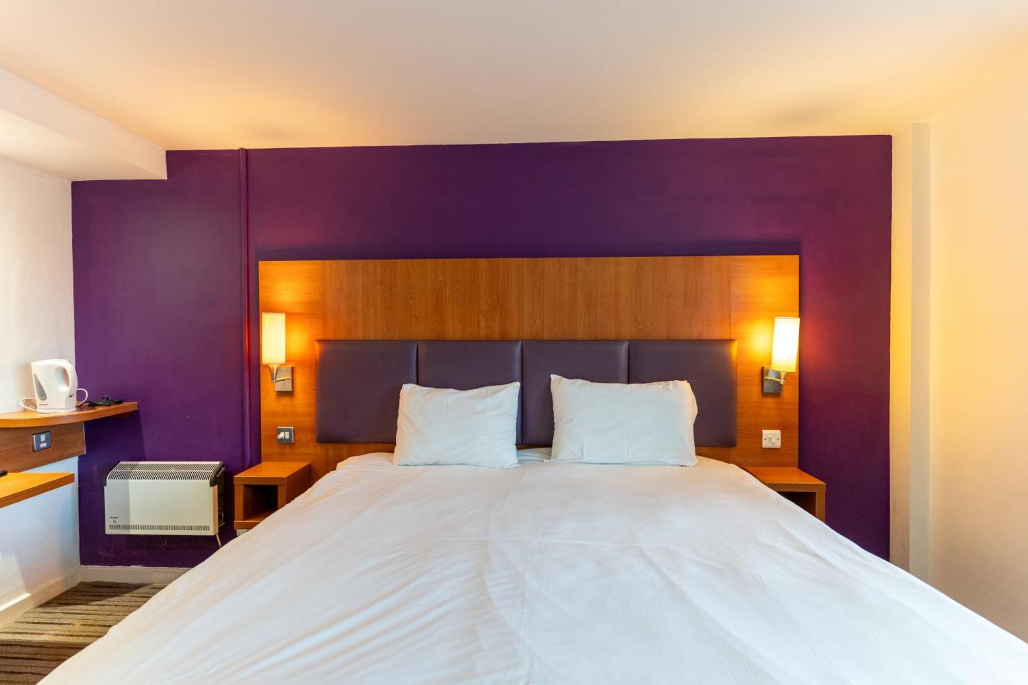 Tyger Inn Дарби Екстериор снимка