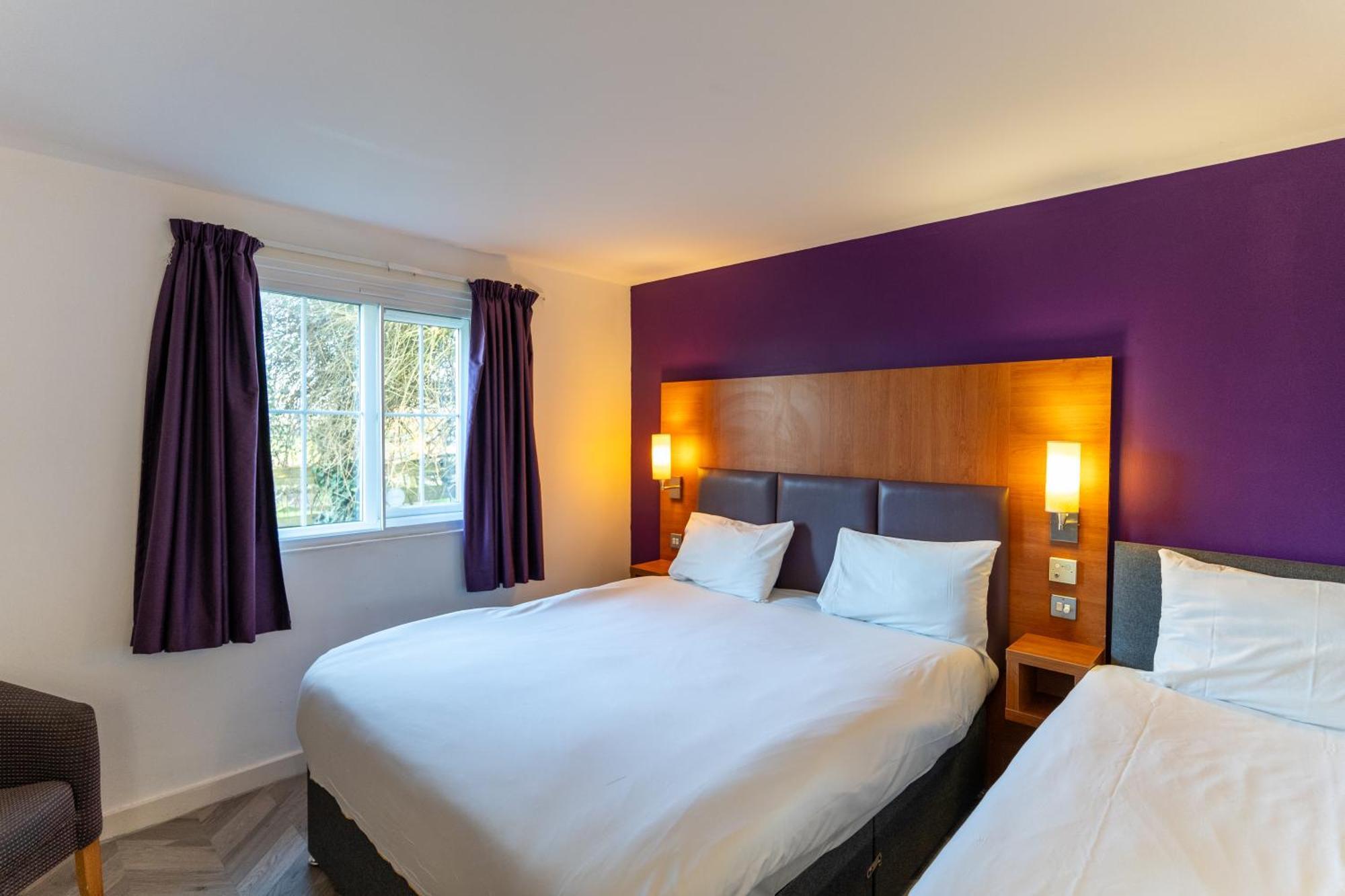 Tyger Inn Дарби Екстериор снимка